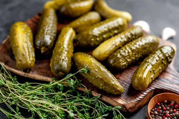 Tahtada salatalık turşusu. 