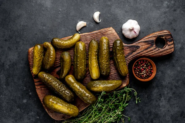 Tahtada salatalık turşusu. 