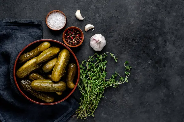 Baharatlı salatalık turşusu.