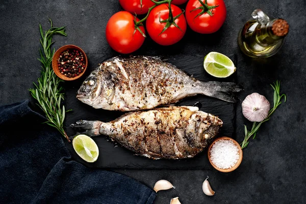 Kayalık zeminde malzemeli ızgara dorado balığı ve metin için fotokopi alanı