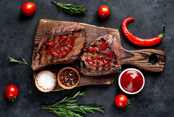 Izgara biftek ve ketçaptan yapılmış korkunç yüzler.