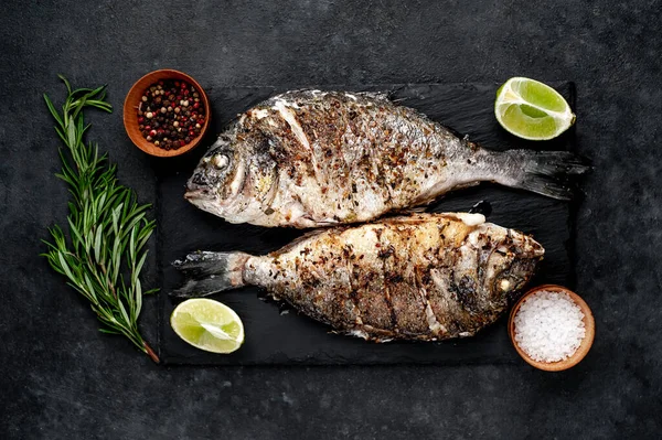 Kayalık zeminde malzemeli ızgara dorado balığı ve metin için fotokopi alanı