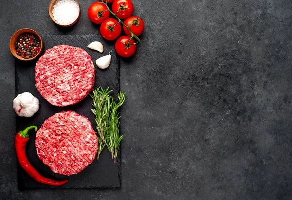 Biberiyeli hamburgerler ve arka planda baharatlar.