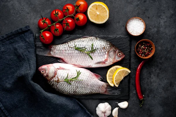 Limonlu ve kekikli Crucian sazan balığı taştan bir arka planda tahta üzerinde. Nehir balığı .