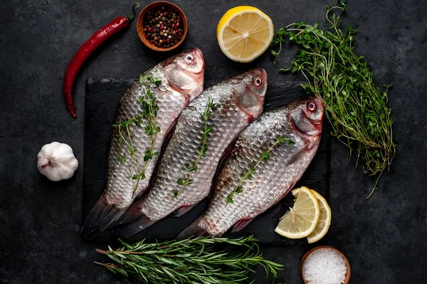 Limonlu ve kekikli Crucian sazan balığı taştan bir arka planda tahta üzerinde. Nehir balığı .