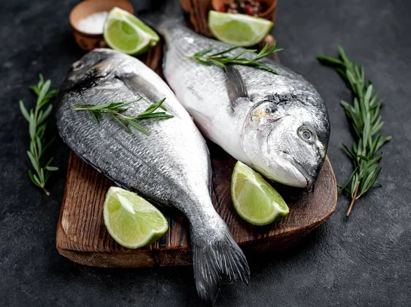 Çiğ dorado balığı ve taş kaplama malzemeler.