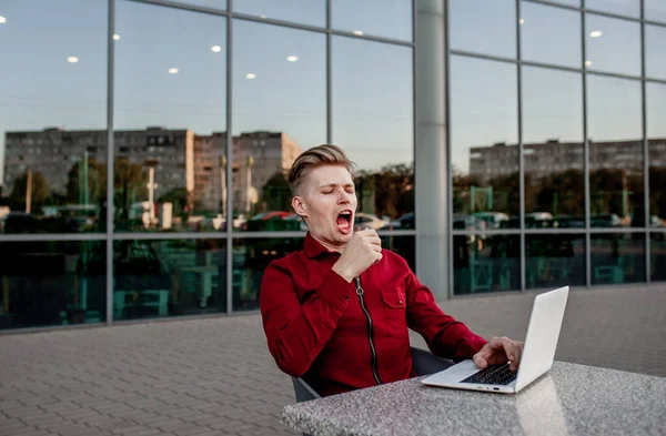 Een Jonge Man Zit Aan Een Tafel Straat Werkt Een — Stockfoto