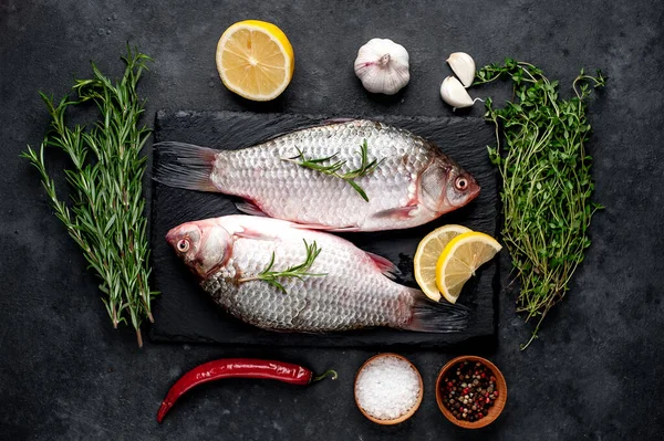 Limonlu ve kekikli Crucian sazan balığı taştan bir arka planda tahta üzerinde. Nehir balığı .