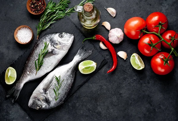 Çiğ dorado balığı ve taş kaplama malzemeler.