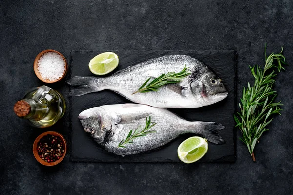 Çiğ dorado balığı ve taş kaplama malzemeler.