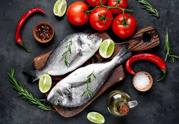 Çiğ dorado balığı ve taş kaplama malzemeler.