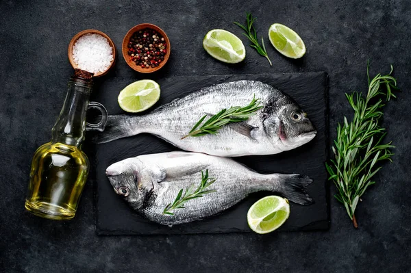 Çiğ dorado balığı ve taş kaplama malzemeler.