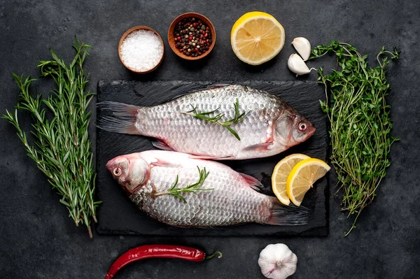 Limonlu ve kekikli Crucian sazan balığı taştan bir arka planda tahta üzerinde. Nehir balığı .