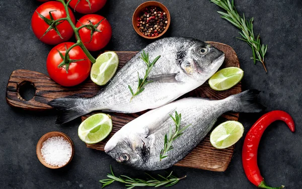 Çiğ dorado balığı ve taş kaplama malzemeler.