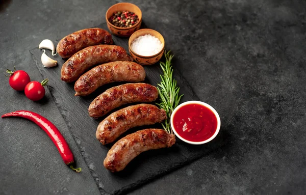 Gegrilde Worsten Met Specerijen Een Leien Bord Een Stenen Achtergrond — Stockfoto