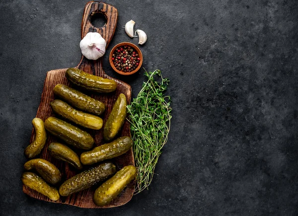 Tahtada salatalık turşusu. 