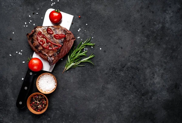 Ketçaptan yapılmış korkunç yüzlü ızgara biftek.