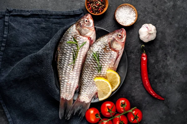 Limonlu ve kekikli Crucian sazan balığı taştan bir arka planda tahta üzerinde. Nehir balığı .