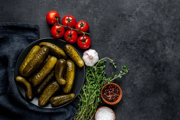 Baharatlı salatalık turşusu.