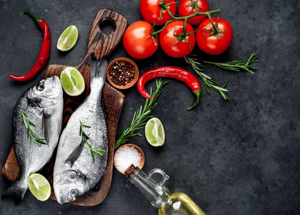 Çiğ dorado balığı ve taş kaplama malzemeler.