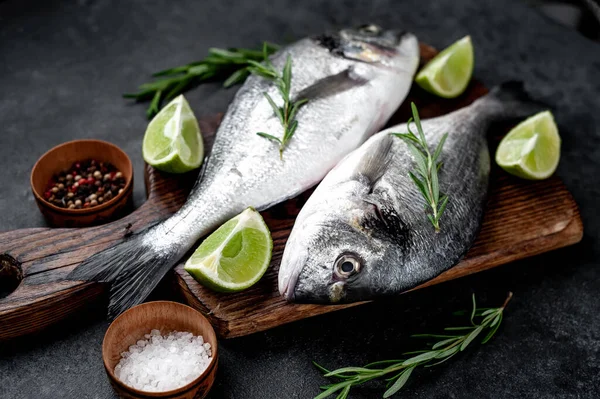 Çiğ dorado balığı ve taş kaplama malzemeler.