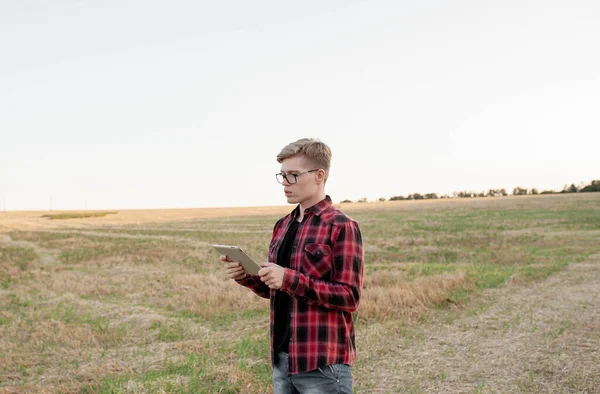 Agricultor Com Tablet Pôr Sol Campo Conceito Gestão Agrícola — Fotografia de Stock