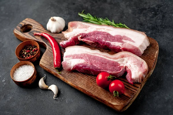 Pechuga Cerdo Cruda Con Especias Una Tabla Cortar Sobre Fondo —  Fotos de Stock