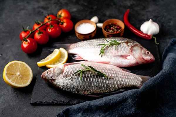 Limonlu ve kekikli Crucian sazan balığı taştan bir arka planda tahta üzerinde. Nehir balığı .