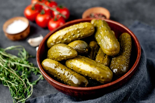 Baharatlı salatalık turşusu.