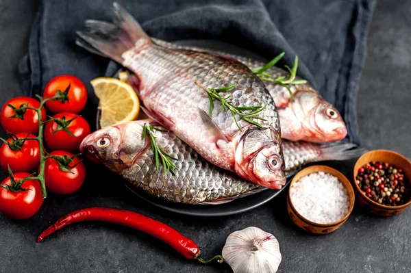 Limonlu ve kekikli Crucian sazan balığı taştan bir arka planda tahta üzerinde. Nehir balığı .