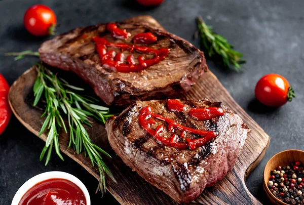 Izgara biftek ve ketçaptan yapılmış korkunç yüzler.