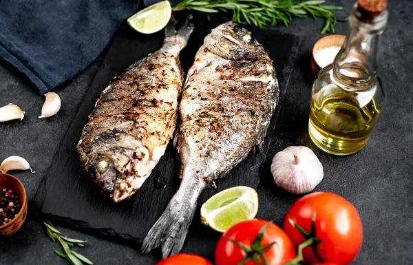 Kayalık zeminde malzemeli ızgara dorado balığı ve metin için fotokopi alanı