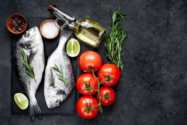 Çiğ dorado balığı ve taş kaplama malzemeler.