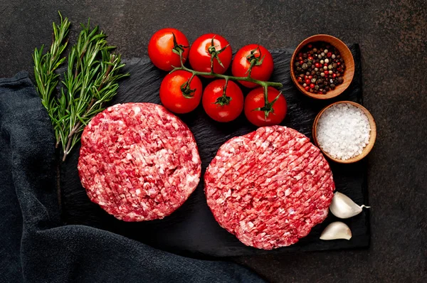 Biberiyeli hamburgerler ve arka planda baharatlar.