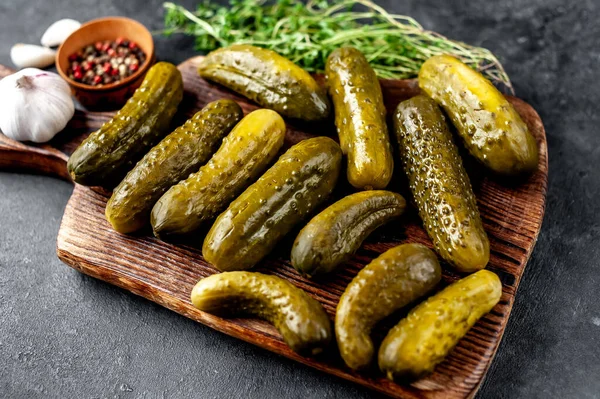 Tahtada salatalık turşusu. 