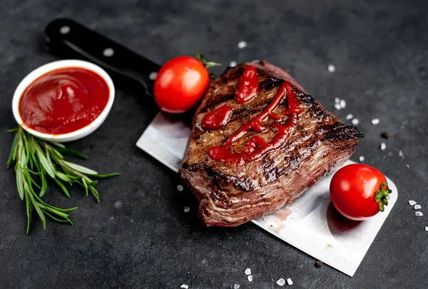 Ketçaptan yapılmış korkunç yüzlü ızgara biftek.