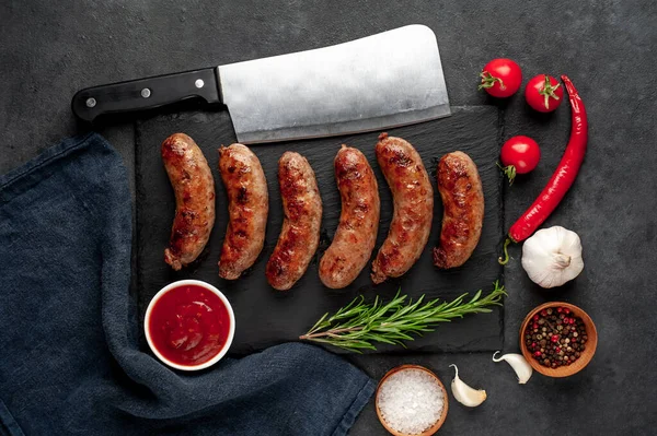 Bir taş zemin üzerinde baharatlı ızgara sosisler ve metin için kopyalama alanı.