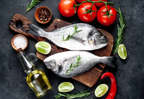 Çiğ dorado balığı ve taş kaplama malzemeler.