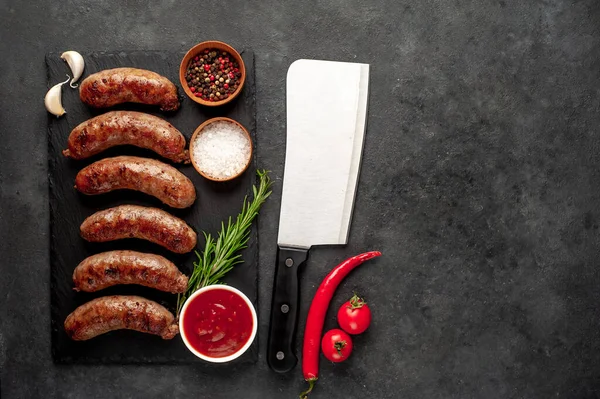 Bir taş zemin üzerinde baharatlı ızgara sosisler ve metin için kopyalama alanı.
