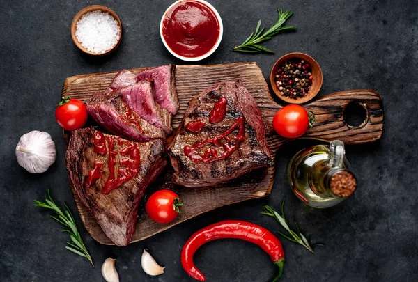 Izgara biftek ve ketçaptan yapılmış korkunç yüzler.