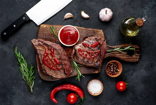 Izgara biftek ve ketçaptan yapılmış korkunç yüzler.