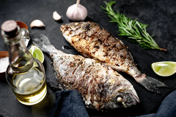 Kayalık zeminde malzemeli ızgara dorado balığı ve metin için fotokopi alanı