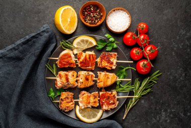 Koyu taş arka planda ızgara somon kebabı.