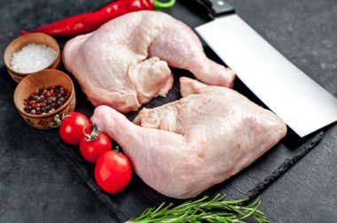 Siyah taş arka planda pişmemiş tavuk bacakları yakın plan görüntüsü