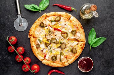 Taştan arka planda malzemeleri olan Meksika pizzası.