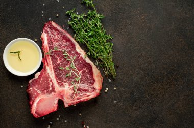 Taştan arka planda içeriği olan çiğ biftek yakın plan görüntüsü.