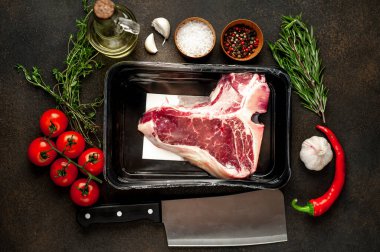 Taştan arka planda içeriği olan çiğ biftek yakın plan görüntüsü.