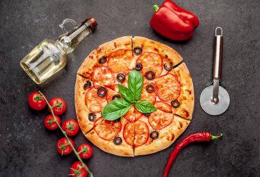 Fesleğen yapraklı pizza margaritası.