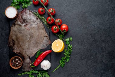 Arkaplanda baharat olan çiğ balık.