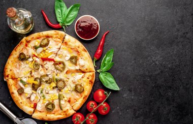 Taştan arka planda malzemeleri olan Meksika pizzası.